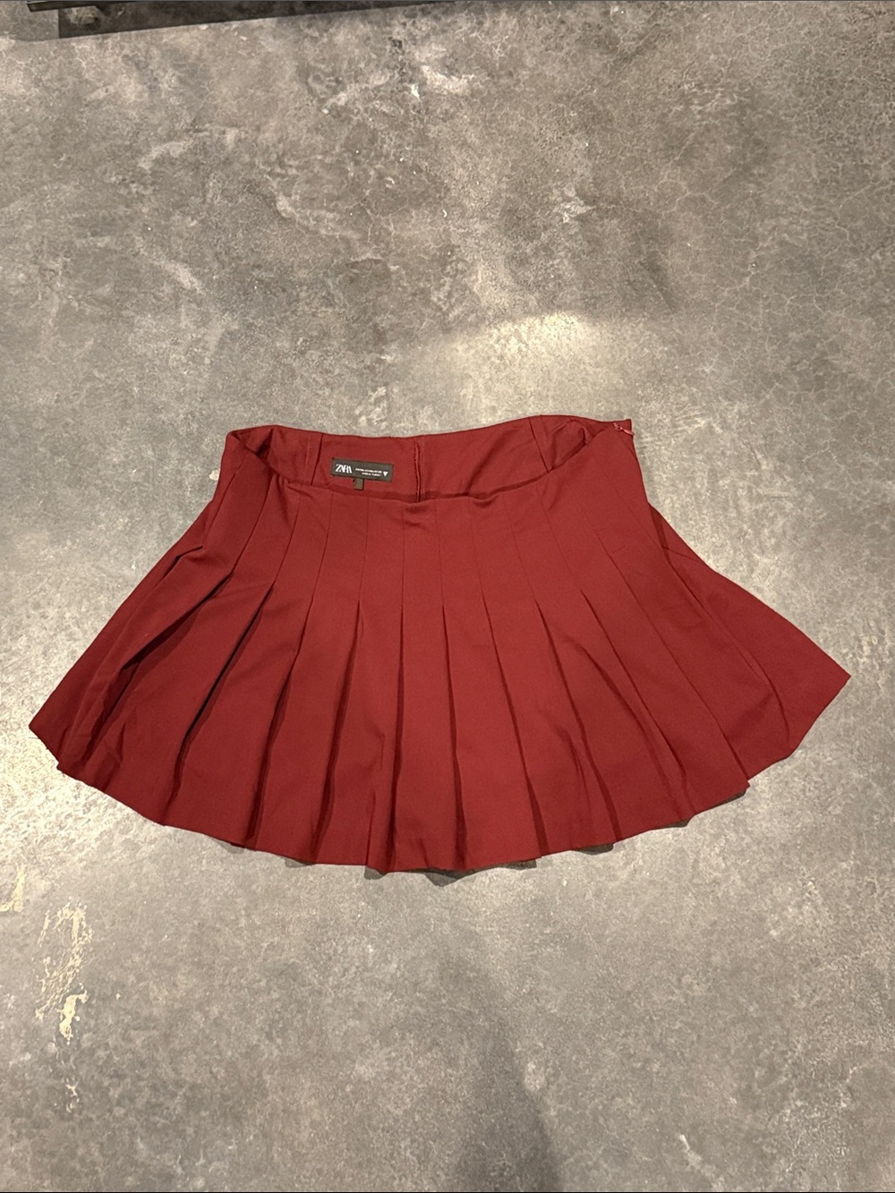 Zara burgundy PLEATED SKORT skirt
MAROON 0/3152/546/605/06